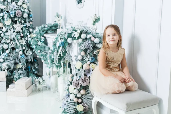 Sevimli Kız Güzel Elbiseli Şömine Noel Ağacı Tarafından Oturan — Stok fotoğraf