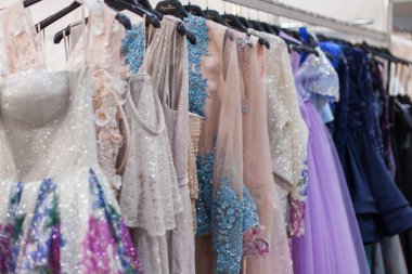 Bir askı showroom ilahi parlak Abiye dayan.