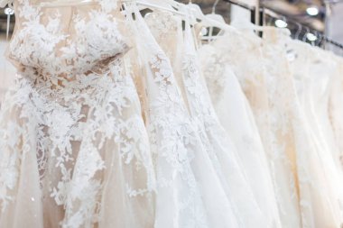 Zarif gelinlik dükkanı bir raf üzerinde kapat.