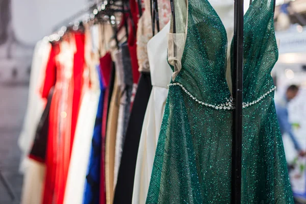 Stå Med Många Vackra Aftonklänningar Butiken — Stockfoto