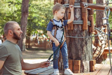 Genç Baba ile oğlu aşırı Park.