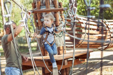 Genç baba oğlu aşırı Park engelleri aşmak yardımcı olur..