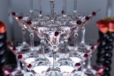 Piramit gözlük martini partisi ile gelen yakın çekim.