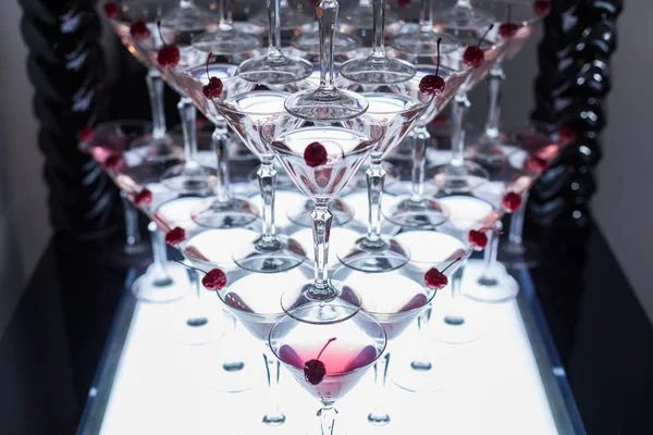 Piramide Bicchieri Martini Con Ciliegie Una Festa — Foto Stock