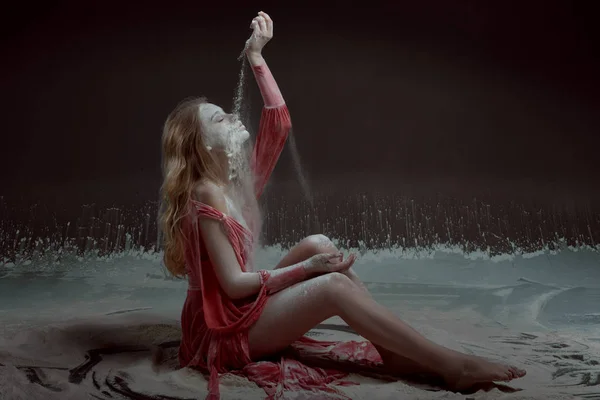 Unu katta oturan kadın.