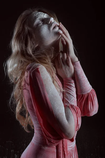 Hermosa mujer en un vestido rojo en la oscuridad . — Foto de Stock