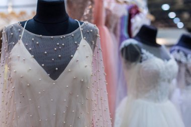 Gelinlik ile çeşitli mankenler.