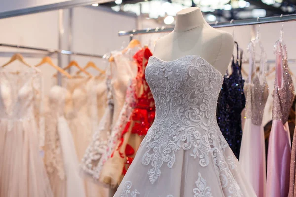 Belo vestido de noiva em um manequim . — Fotografia de Stock