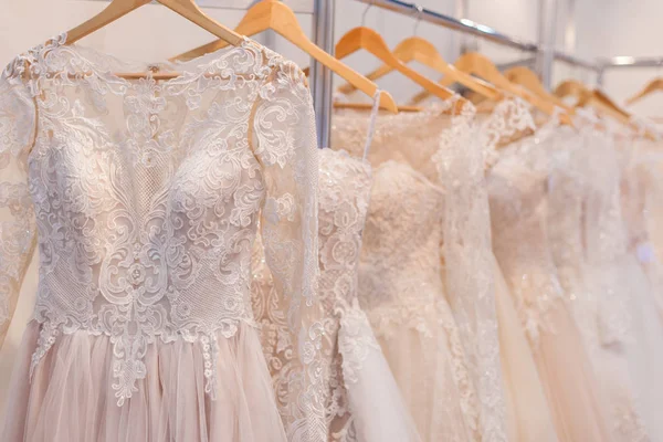 Vackra spetsar Bröllops klänningar. — Stockfoto