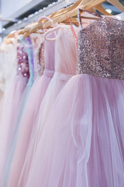 Eleganta afton klänningar. — Stockfoto