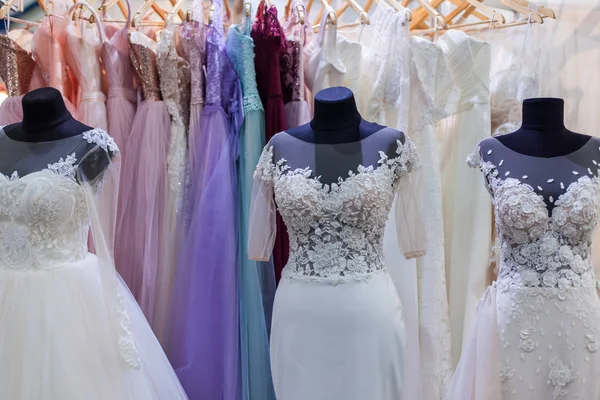 Vários manequins com vestidos de noiva . — Fotografia de Stock