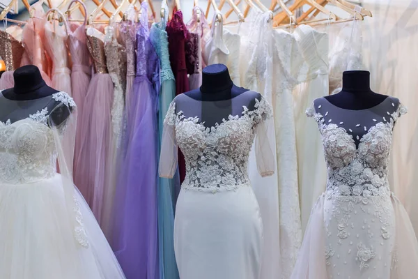 Kilka manekinów z sukniach ślubnych. — Zdjęcie stockowe
