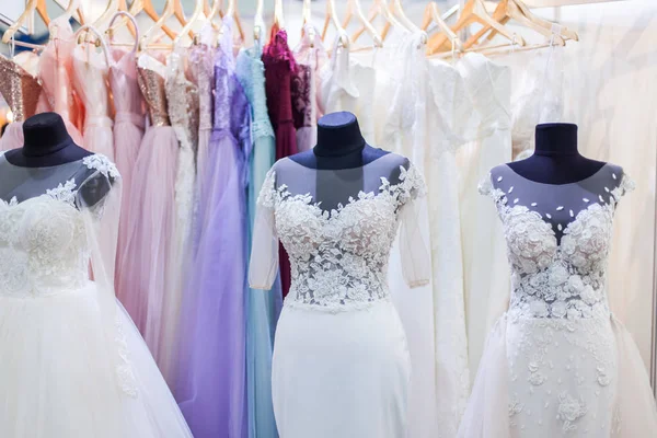 Flera skyltdockor med Bröllops klänningar. — Stockfoto