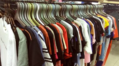 Bir giyim mağazasında büyük satış.