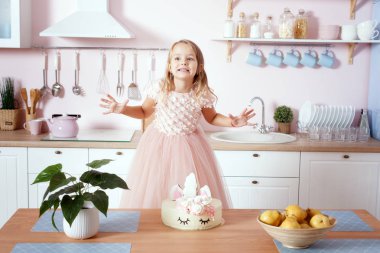 Mutfakta güzel bir elbise küçük kız.