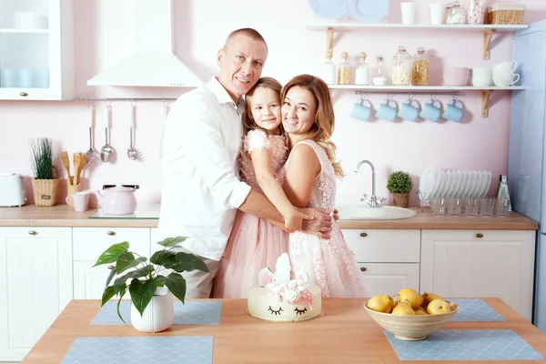 Jonge familie staan in een mooie keuken. — Stockfoto