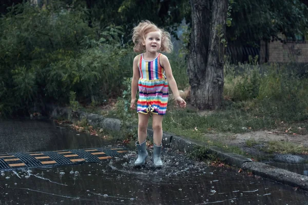 Menina pulando na chuva . — Fotografia de Stock