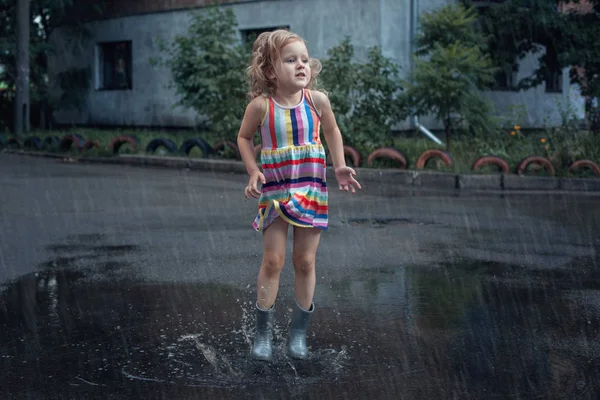 小女孩跳进水坑. — 图库照片