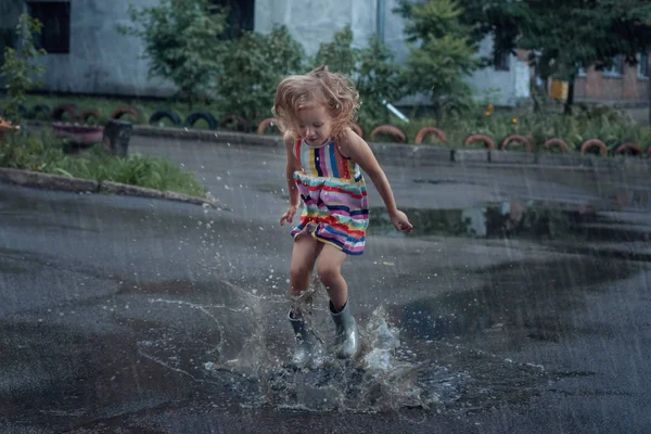 女婴跳进水坑. — 图库照片