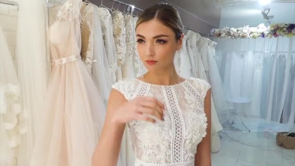 Belle Jeune Mariée Dans Une Robe Mariée Posant Dans Salon — Video