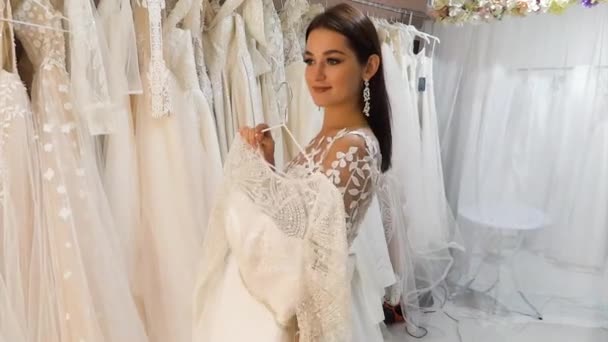 Jovem Noiva Bonita Escolhe Vestidos Salão Casamento — Vídeo de Stock