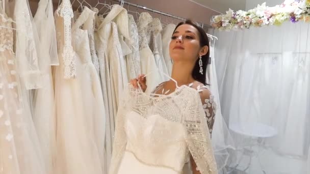 Jovem Noiva Escolhe Vestidos Salão Casamento — Vídeo de Stock