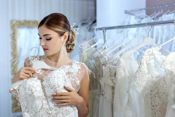 Giovane donna misura abiti da sposa . — Foto Stock