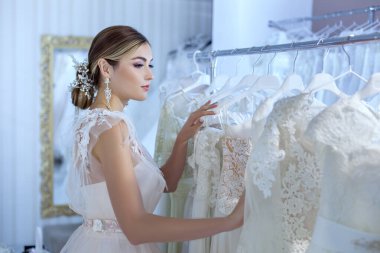 Güzel genç bir gelinin portresi.