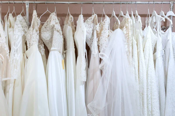 Stań z wieloma pięknymi sukniami ślubnymi. — Zdjęcie stockowe