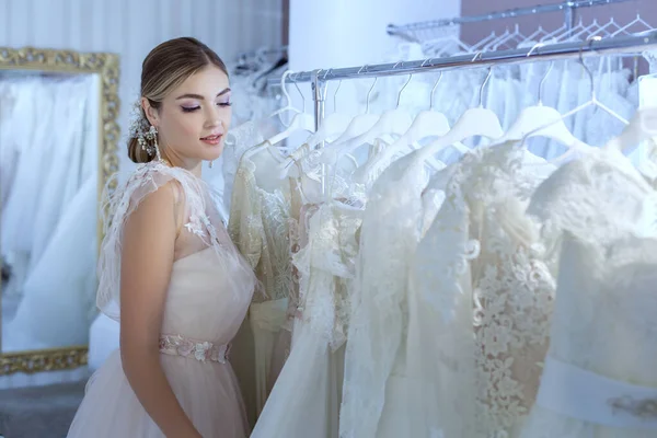 Gelinlik giymiş güzel bir kadın.