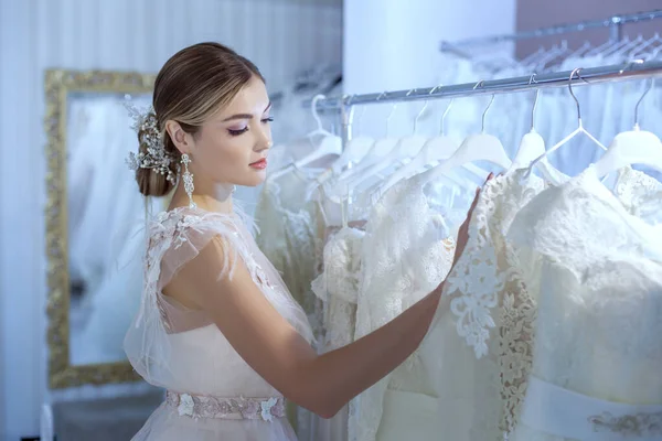 Jovem mulher bonita em um vestido de noiva. Imagem De Stock