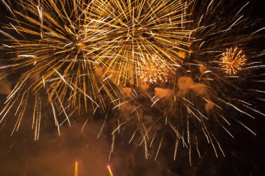 Soyut havai fişek arka plan. Çerçeve renkli havai fişek ile kutlama.