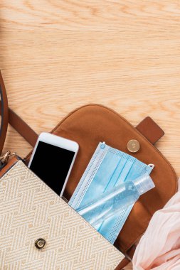 2020 yazında Coronavirus salgını olan bir kadının el çantası görüntüsüyle dikey görüntü