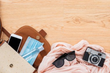 2020 yazında koronavirüs salgınıyla birlikte bir kadın aksesuarının genel görünümü olan yatay renk görüntüsü