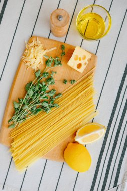 Spaggetti, Kekik ve makarna limon seçici odak