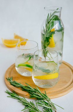 Otlar bir kavanozda ev yapımı limonata