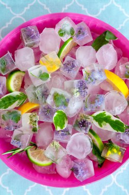 Cam kasede Buz Küpleri