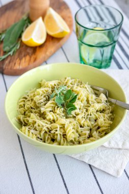 Pesto ve limon seçici makarna odaklı makarna