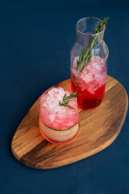 Biberiye Ve Eriyen Buz ile Kokteyl