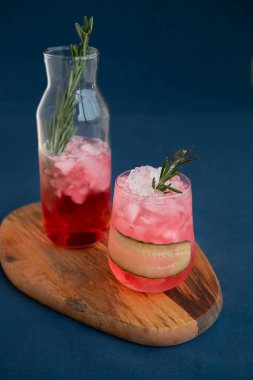 Biberiye Ve Eriyen Buz ile Kokteyl