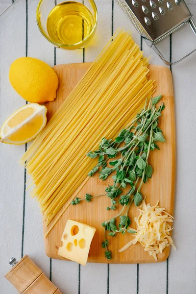 Spaggetti, Kekik ve makarna limon seçici odak — Stok fotoğraf