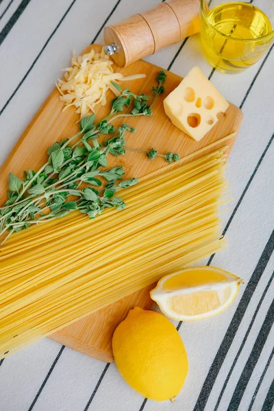 Spagghetti, origano e limone selettivo focus sulla pasta — Foto Stock