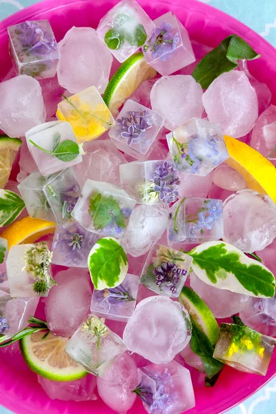 Cubes de glace dans un bol en verre — Photo