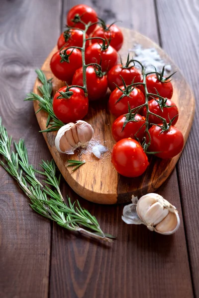 Pomidor wiśniowy na drewnianym stole — Zdjęcie stockowe