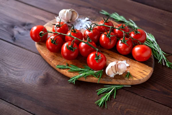Tomate cerise sur table en bois — Photo