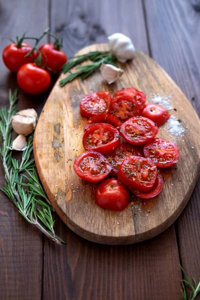 Plateau de tomates cerises et romarin pour rôtir — Photo