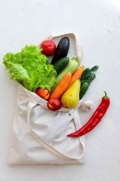 Υφασμάτινη τσάντα γεμάτη με λαχανικά και φρούτα, κορυφαία θέα σε λευκό — Φωτογραφία Αρχείου