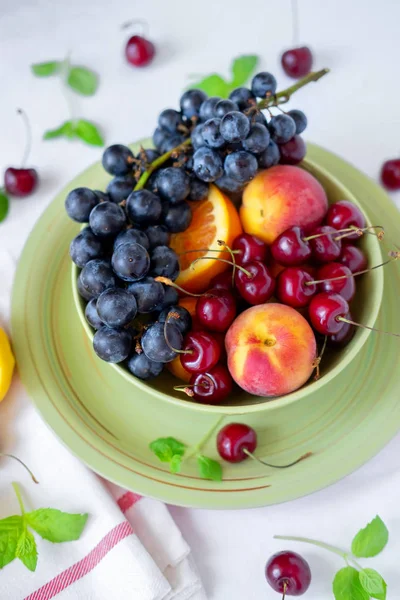 Verschiedene frech Früchte auf Platte — Stockfoto