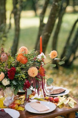 Çiçeklerle süslenmiş masa..