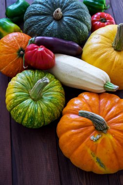 Çeşitli sebzeler toplayın.